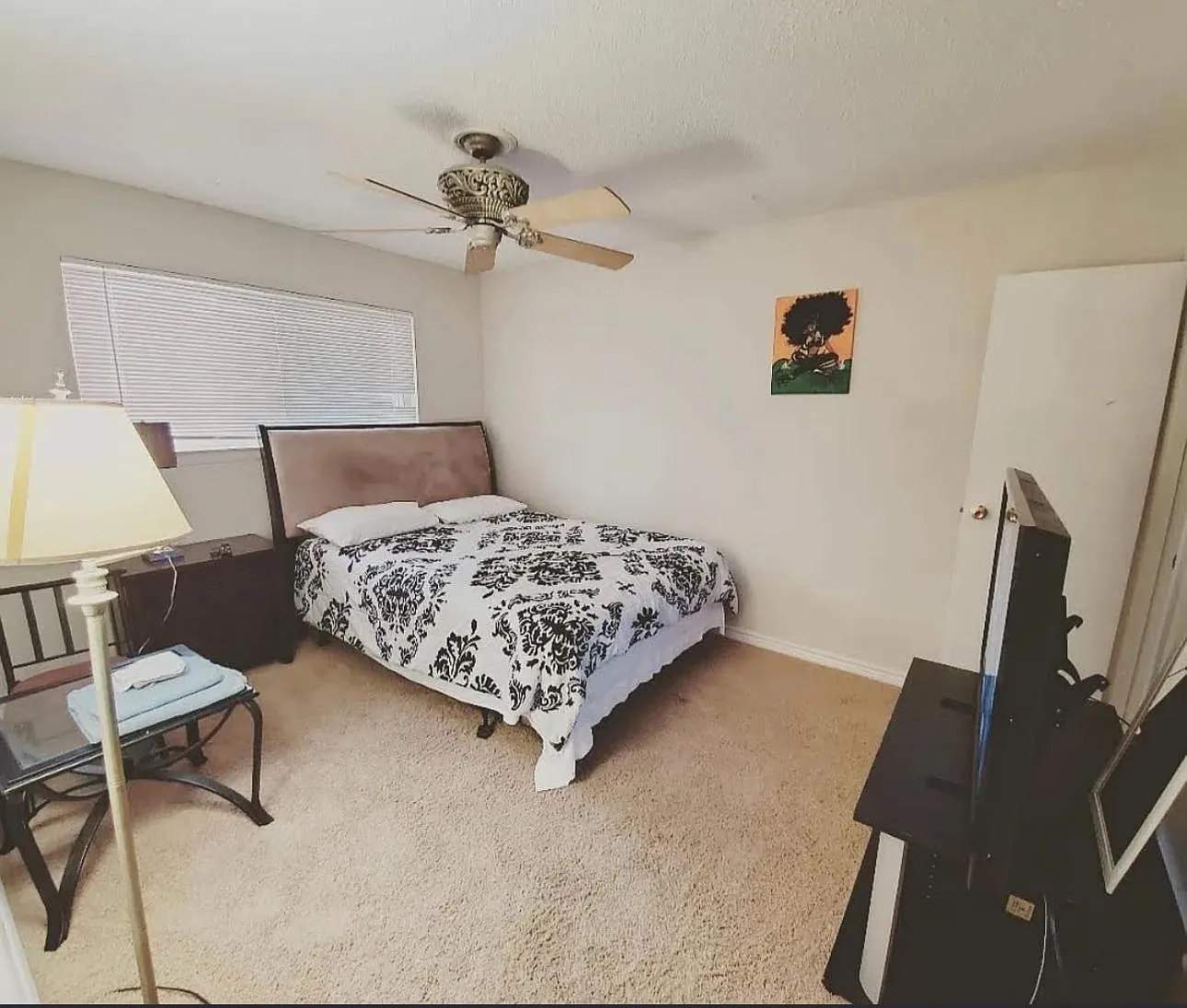 2 bed, 1.0 bath, 2406 sqft, $910 — Photo 1