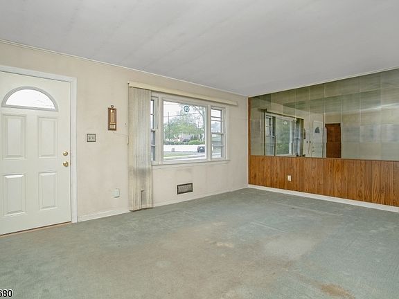 5th image of 161 Beachwood Rd