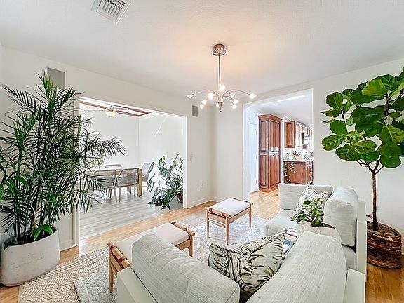 5th image of 1749 Walnut Ave