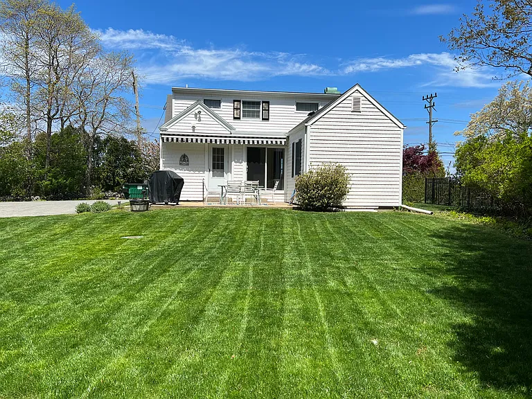 629 E Main Rd — Photo 4