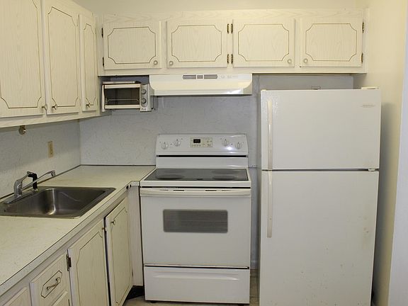 3rd image of 195 Berkshire Cres #J