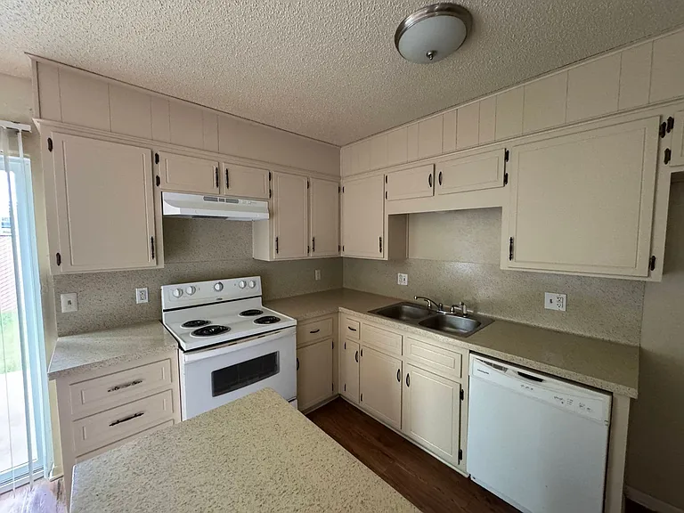 3407 Victoria Cir — Photo 8