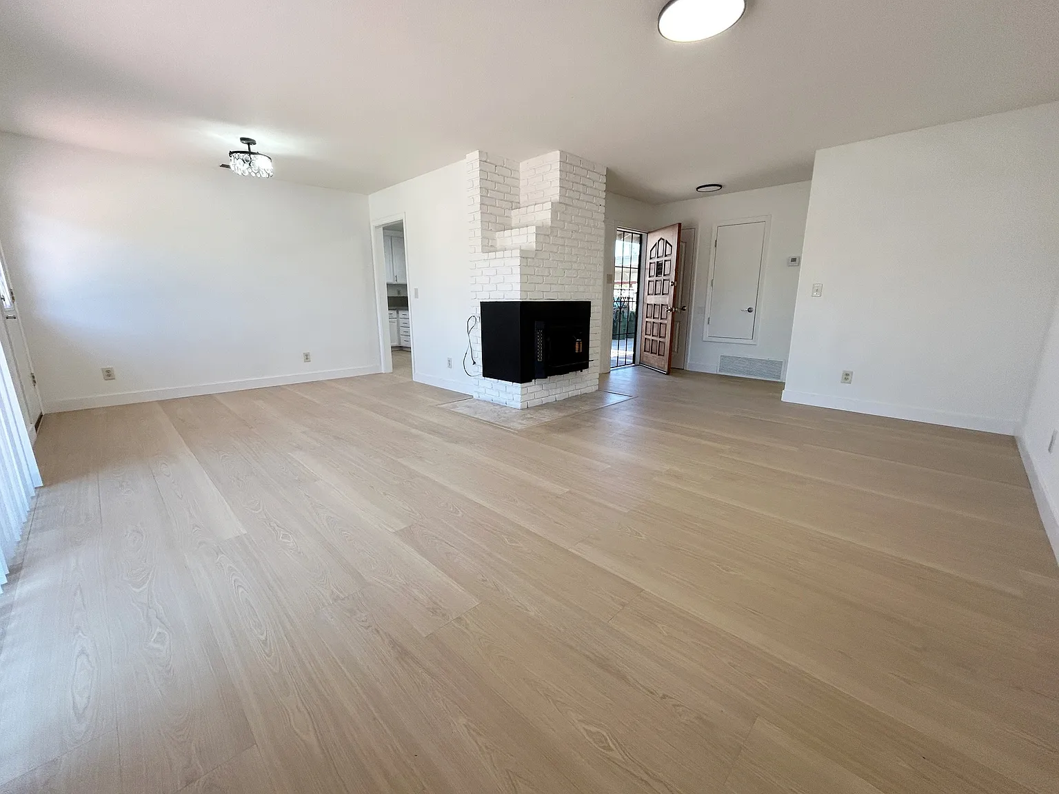 3 bed, 2.5 bath, 1671 sqft, $4,950 — Photo 4