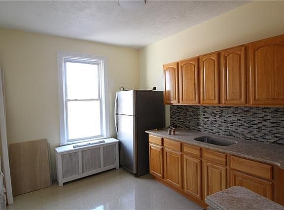 2nd image of 2918 Laconia Ave