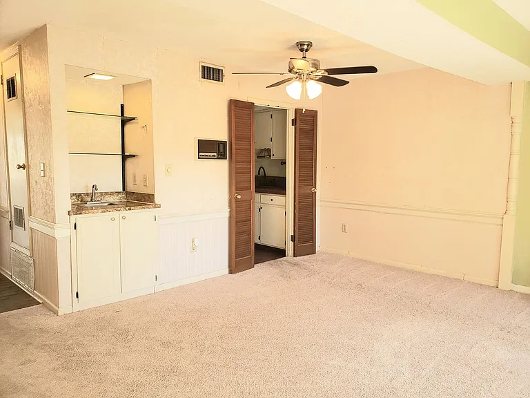 2140 Rexford Rd — Photo 6