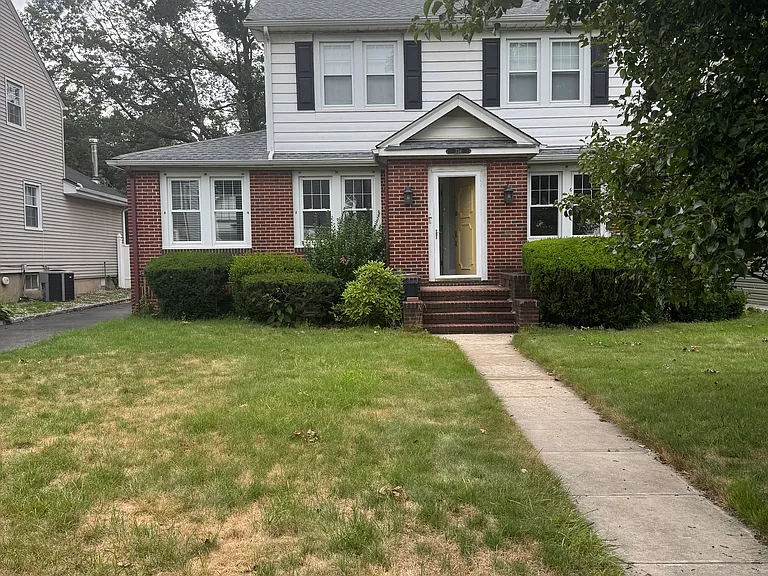 734 Greenwood Rd — Photo 1