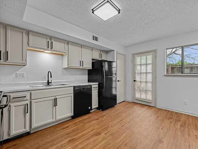Little Creek Apartments — Photo 38
