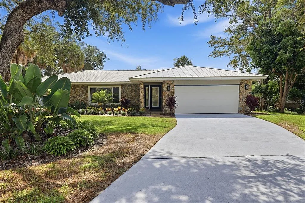 3 bed, 2.0 bath, 1953 sqft, $10,000 — Photo 2