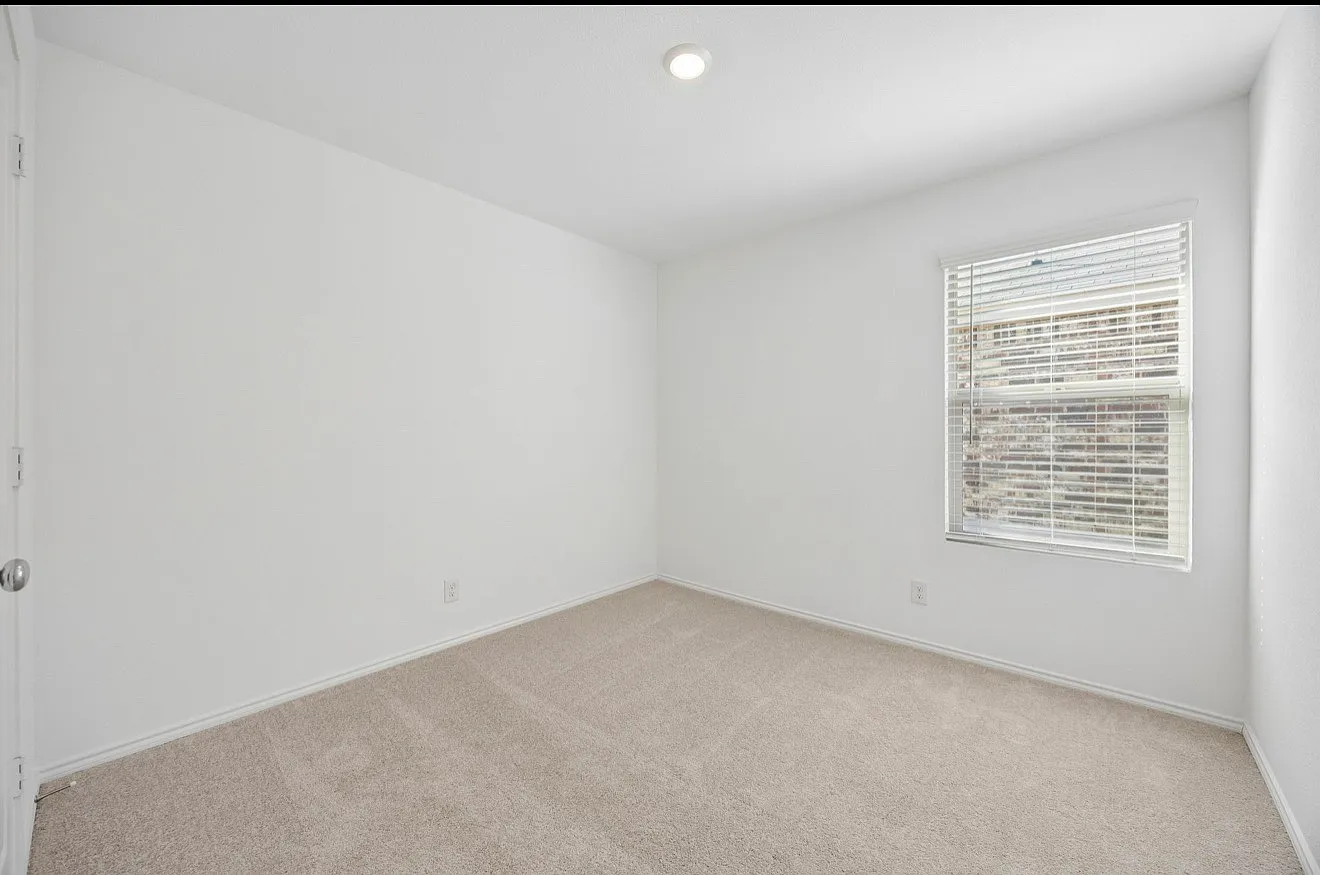 3 bed, 1260 sqft, $2,000 — Photo 4