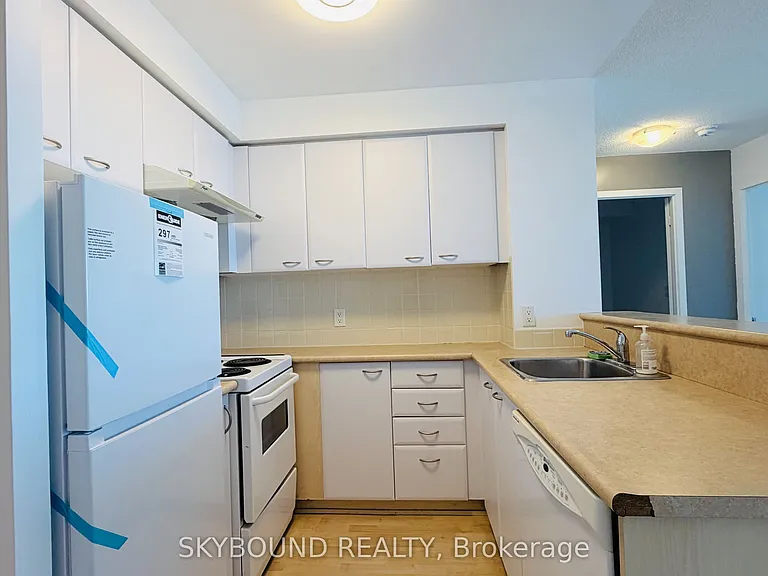 38 Lee Centre Dr #1702 — Photo 4