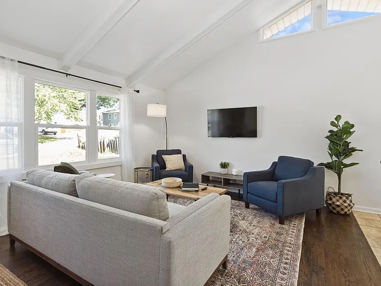 8617 W 92nd St — Photo 5