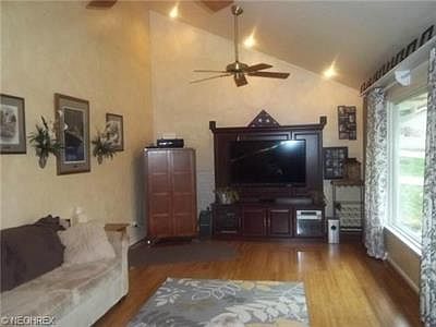 4th image of 251 Hillsdale Cir