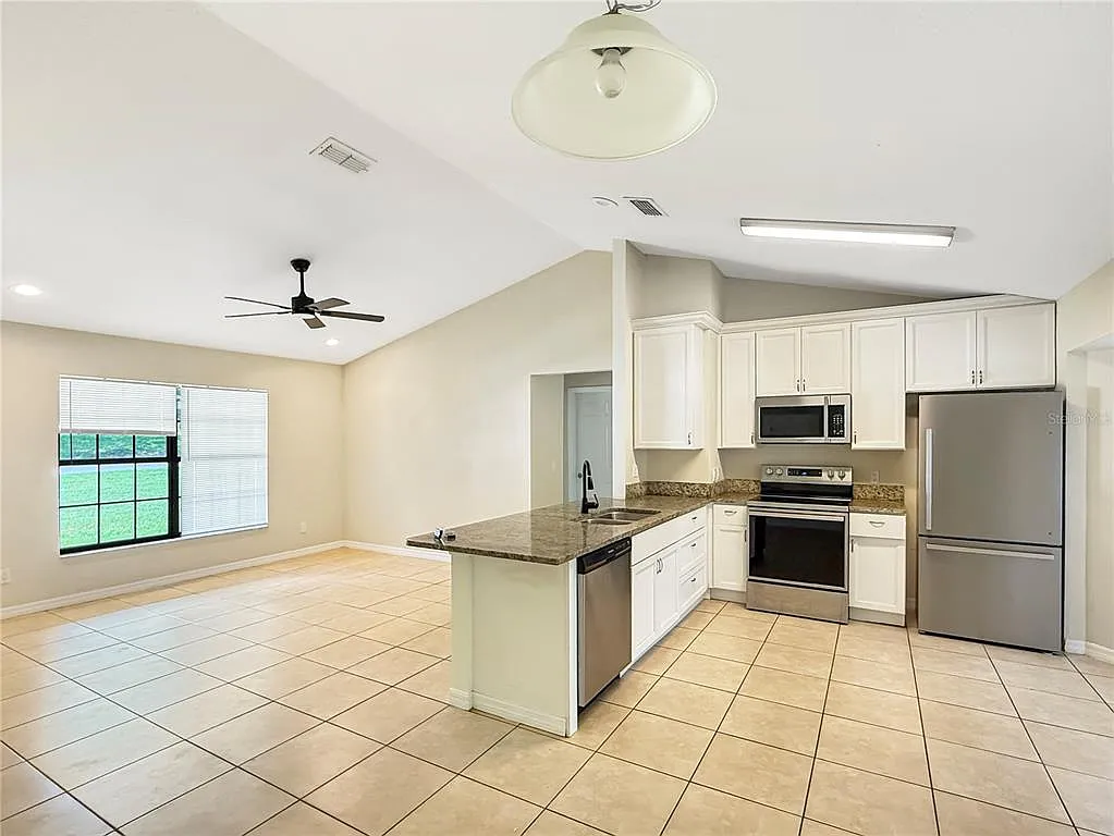 3 bed, 2.0 bath, 1117 sqft, $2,175 — Photo 4