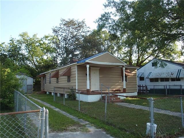 2nd image of 3831 Chippewa St
