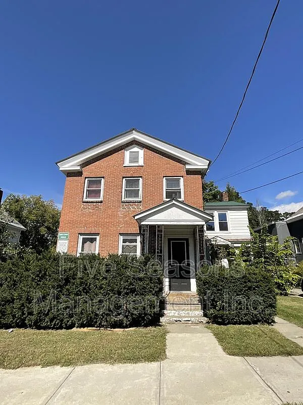 4 bed, 1.0 bath, 1200 sqft, $4,200 — Photo 1