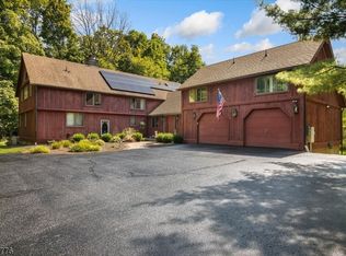 16 Margaret Rd, Oak Ridge, NJ 07438