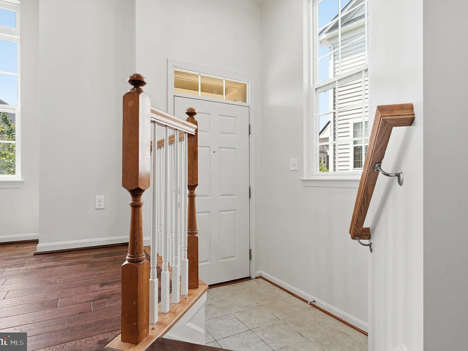 3 bed, 3.5 bath, 1996 sqft, $3,200 — Photo 3