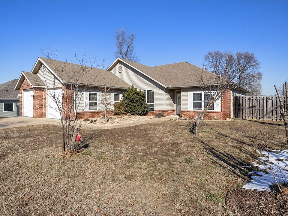 1st image of 2 Berkshire Dr