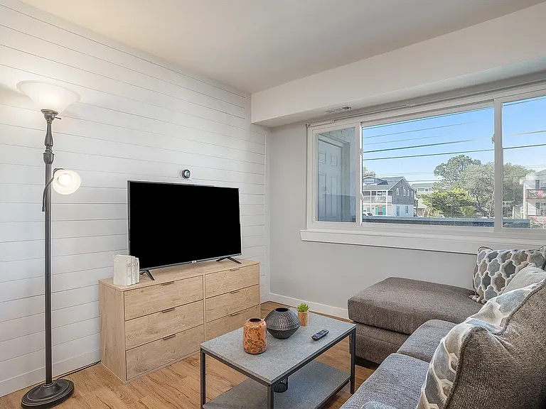 570 W Ocean View Ave #1 — Photo 9