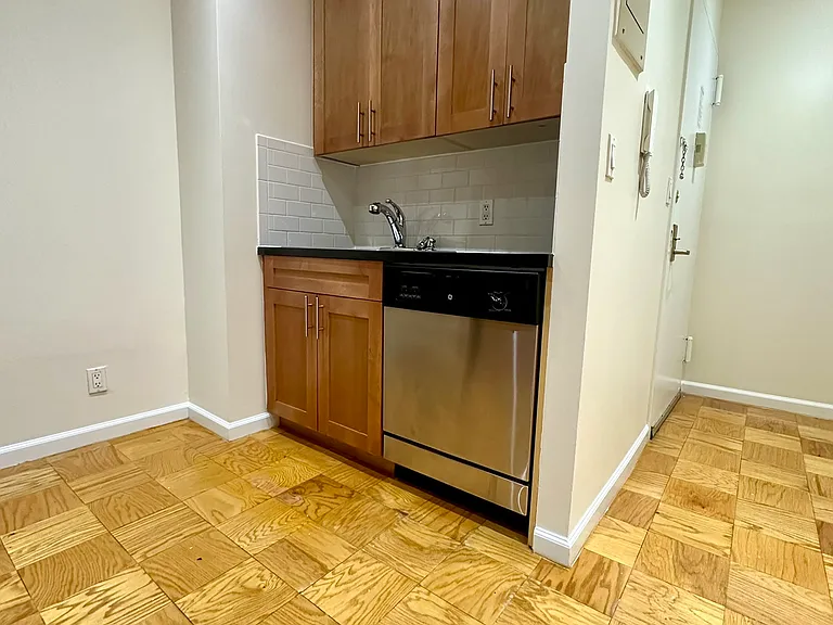 555 E 78th St #6EE — Photo 5