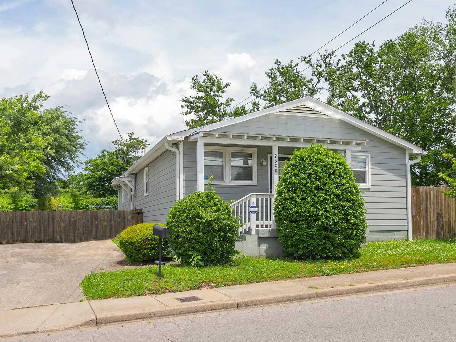 3 bed, 1400 sqft, $2,400 — Photo 2