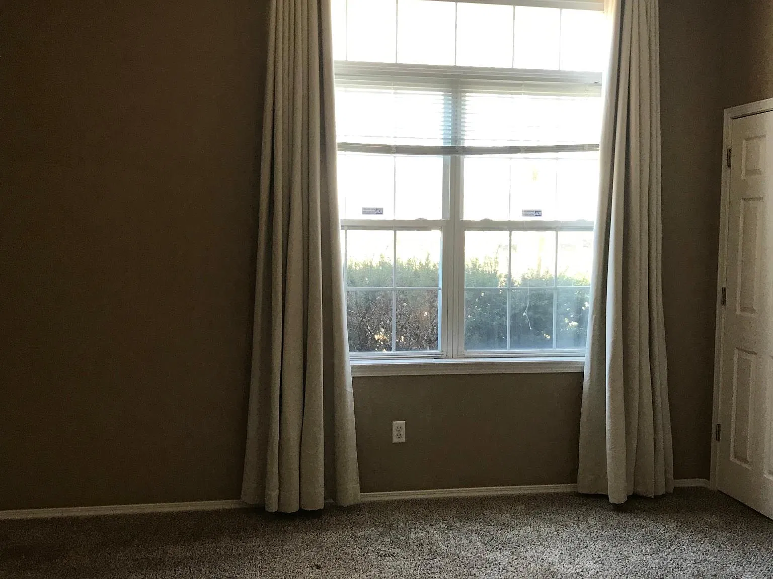 3 bed, 1886 sqft, $2,095 — Photo 2