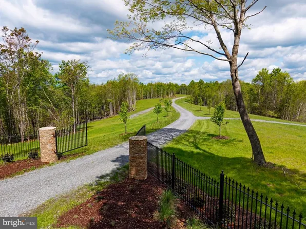 9 Gauley Ridge Rd, Mount Nebo, WV 26679