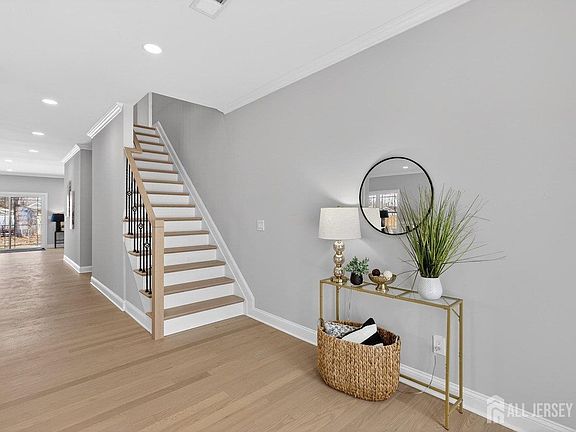 5th image of 7 Joline Rd S