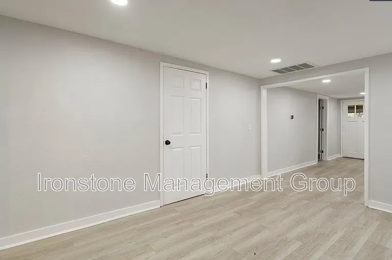 1103 N Franklin Ave W — Photo 8