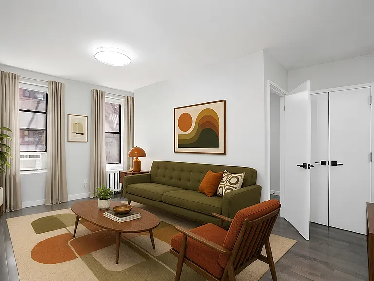 210 W 10th St #2D — Photo 1