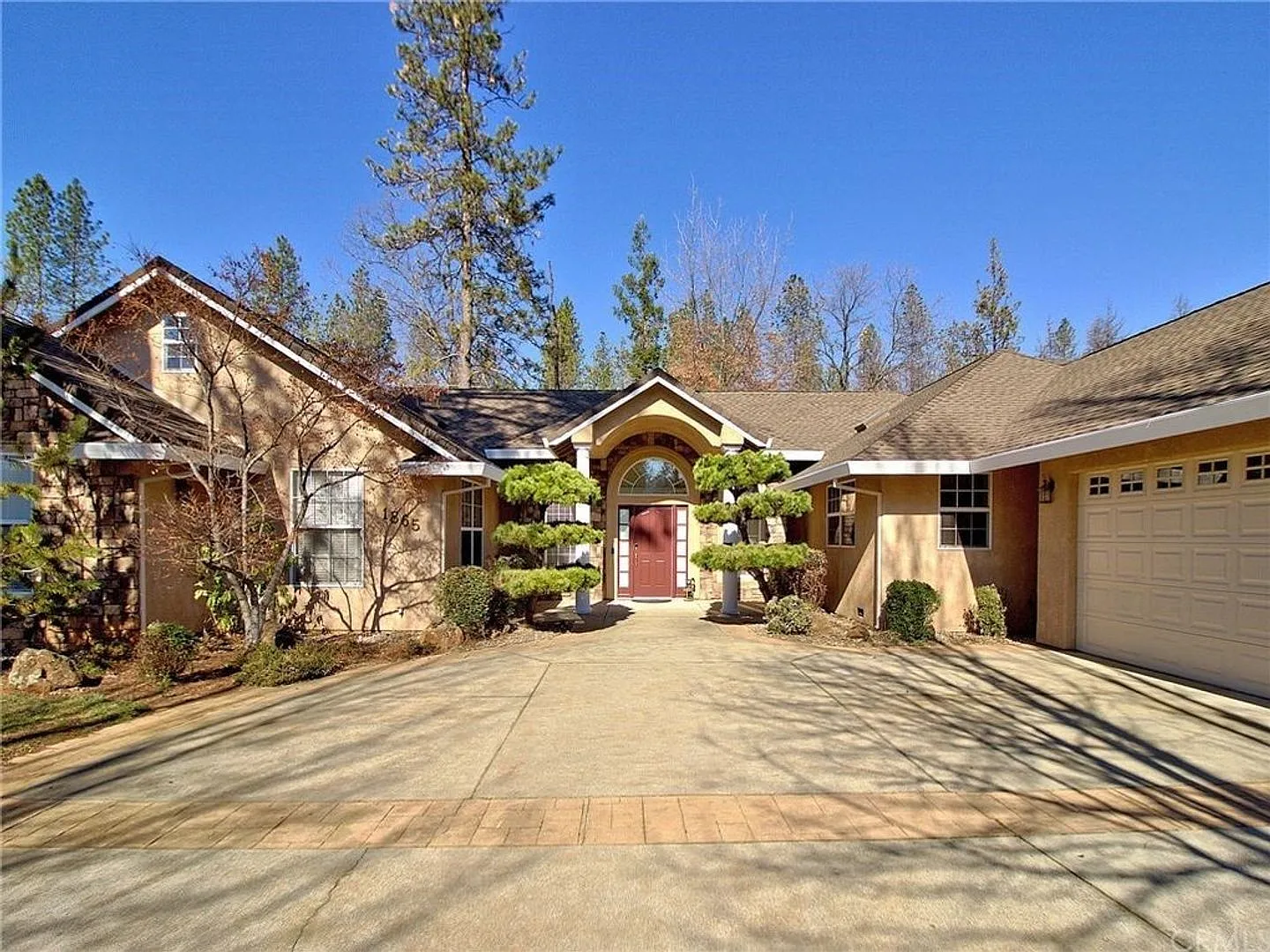 Beautiful Home in Rising Community complete with Unique Upgrades! — Photo 1