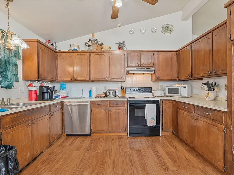 380 S Pine St — Photo 5