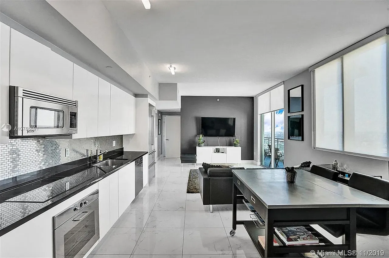 2 bed, 1271 sqft, $4,900 — Photo 2