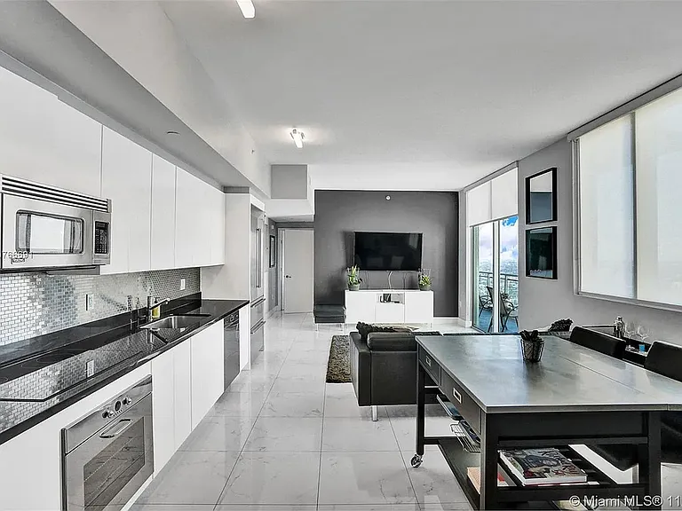 92 3rd St #Penthouse 06 — Photo 2