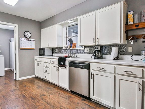 3rd image of 215 Redwood Ln