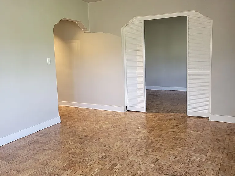 Pollyanna Apartments — Photo 28