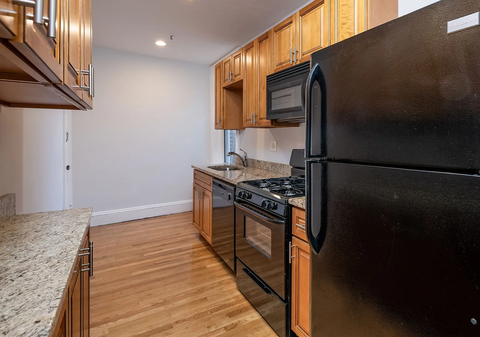 Nicely renovated 1 bed in Brighton. — Photo 2