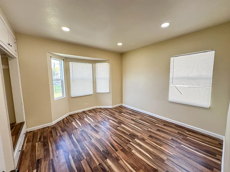 5702 Vineland Ave — Photo 7
