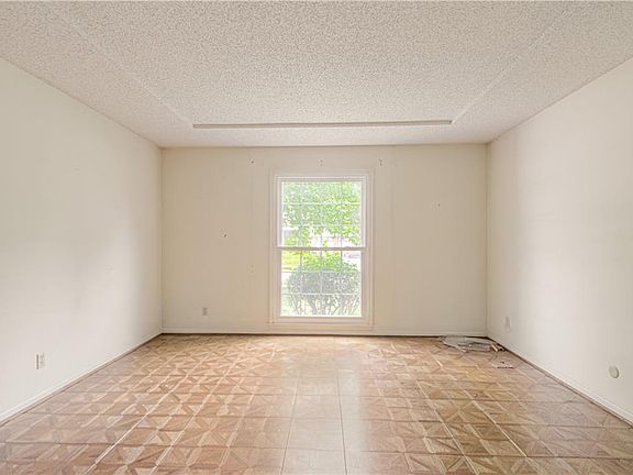 4th image of 520 Avila Cir