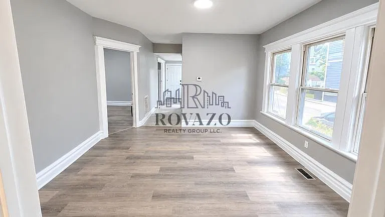 44 Hazelwood Ave — Photo 2
