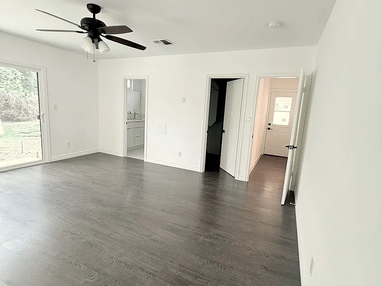 4862 Lindley Ave — Photo 8