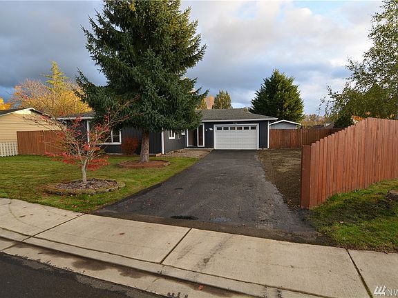 2nd image of 401 Lakewood Ct SE