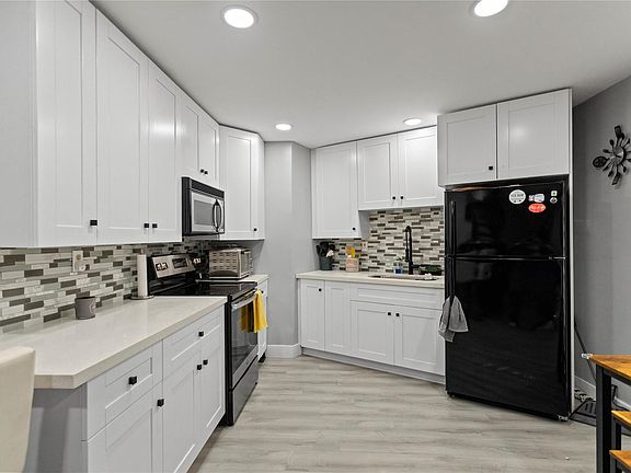 2nd image of 22940 Oxford Pl APT C