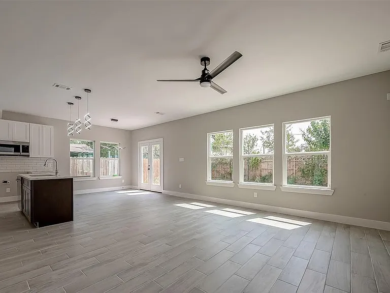 8128 Chateau St — Photo 7