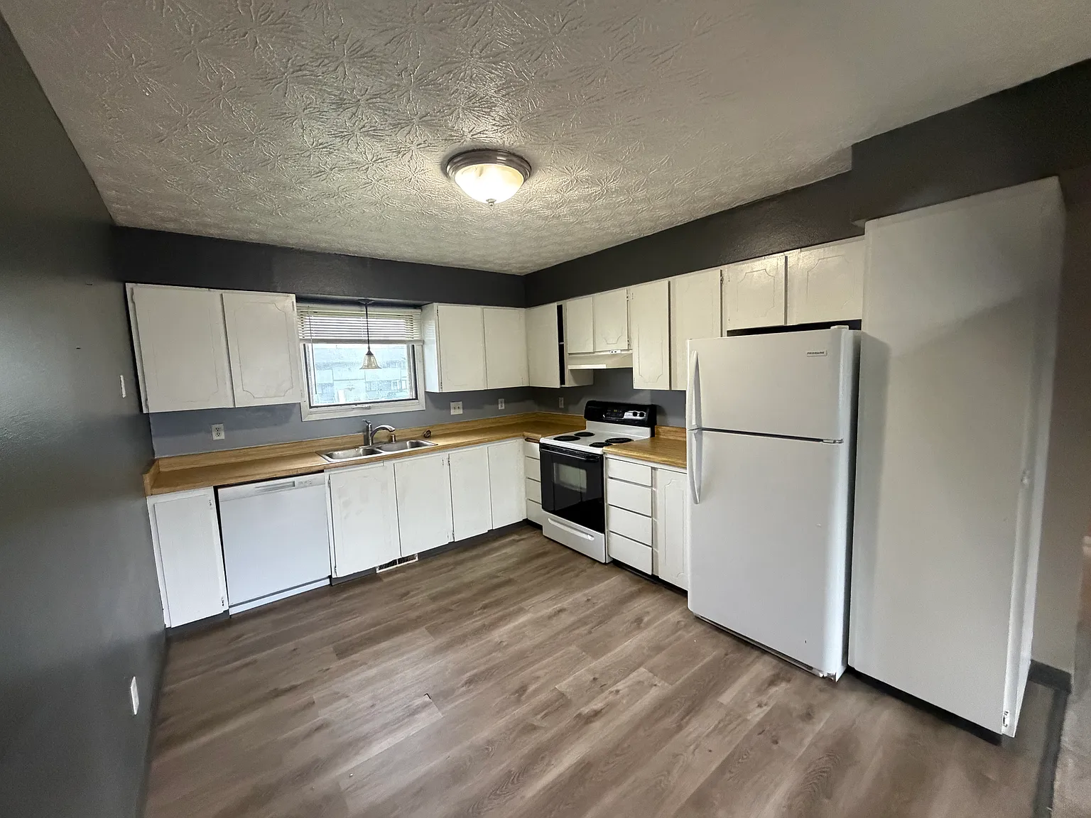 2 bed, 950 sqft, $1,750 — Photo 3