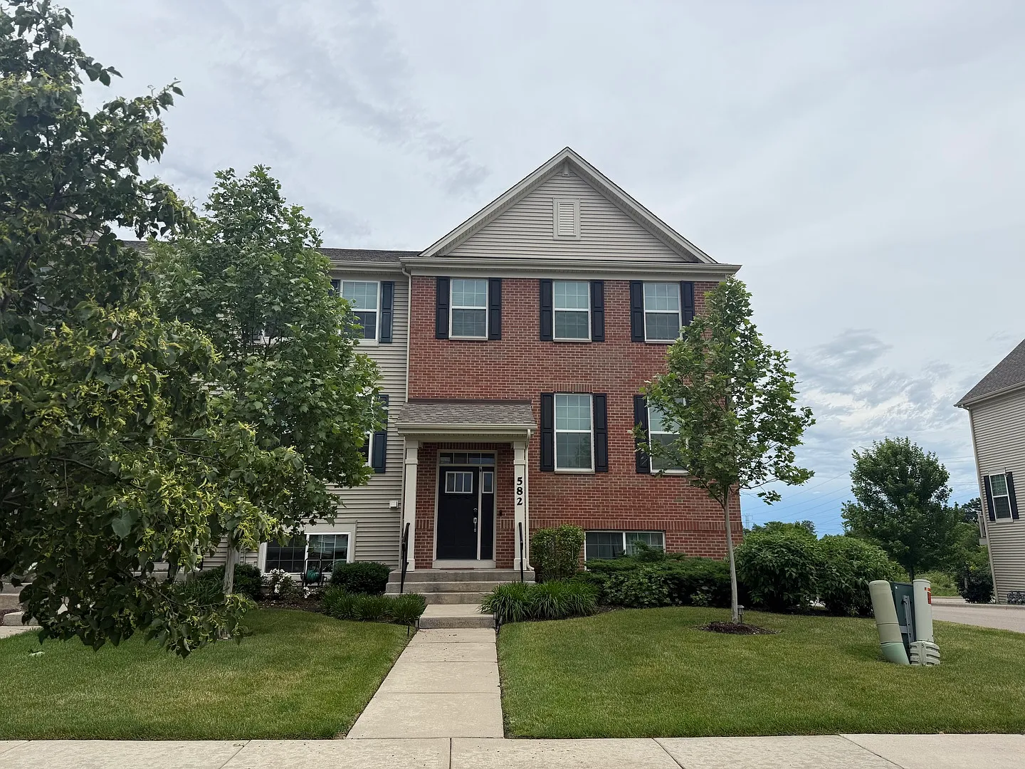 3 bed, 2.5 bath, 2221 sqft, $3,000 — Photo 2