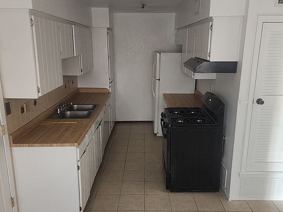 kitch cooking area with oven, dishwasher, garb disposal