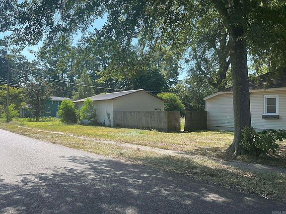 3rd image of 601 Main St
