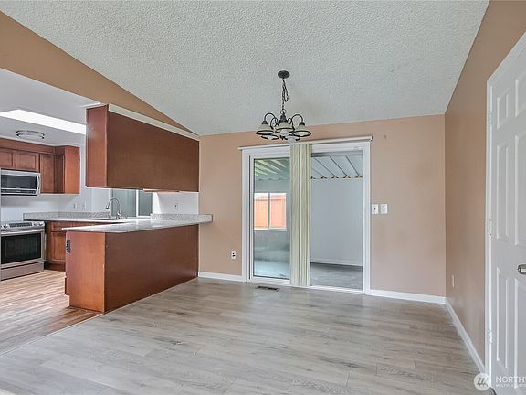 3rd image of 3002 N Whitman