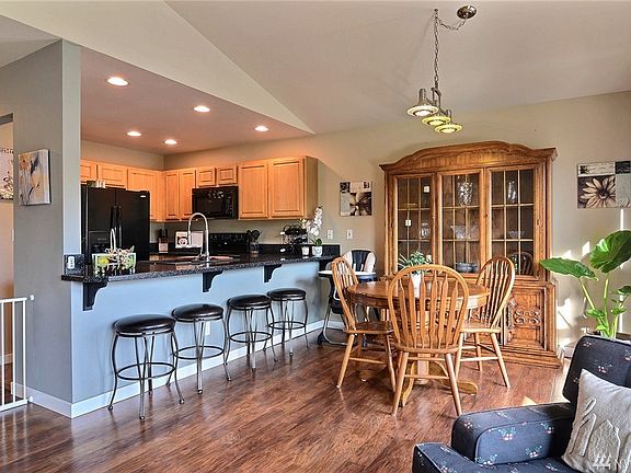 Dining area showing the breakfast bar with plenty of room to sit and have dinner or just a snack!